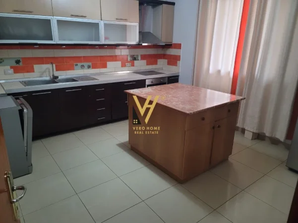 Tirane, jepet me qera Vile 3 Katshe Kati 0, 550 m² 2.500 € (RRUGA E ELBASANIT)