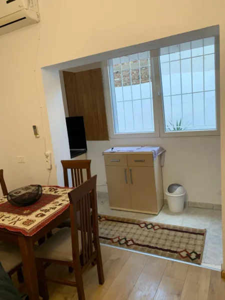 Tirane, jepet me qera apartament 2+1 Kati 1, 76 m² 550 € (PAZARI I RI)