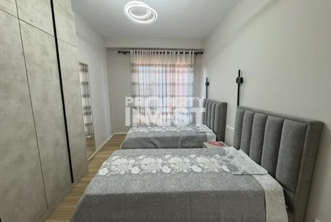 Tirane, jepet me qera apartament 3+1 Kati 8, 159 m² 2.100 € (Rruga e kavajes)