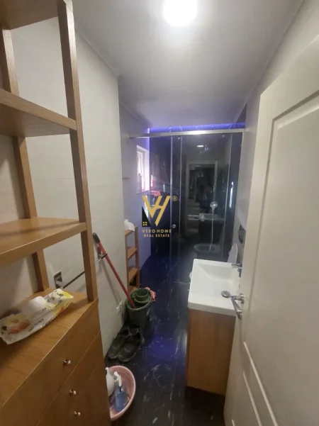 Tirane, jepet me qera apartament 2+1+Ballkon Kati 5, 80 m² 800 € (PALLATI ME SHIGJETA)