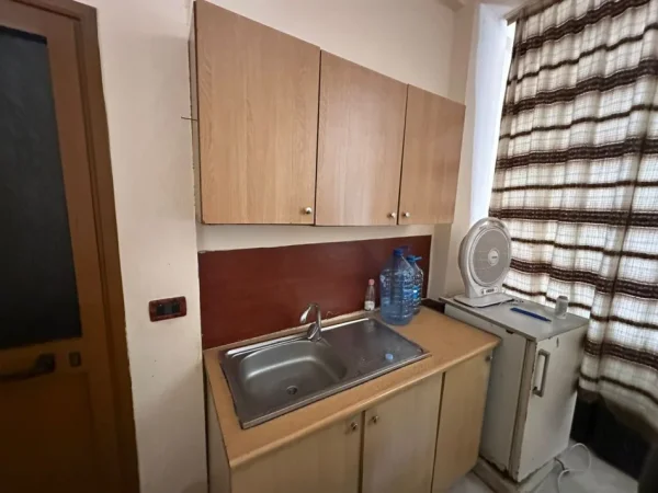 Tirane, jepet me qera apartament 1+1 Kati 1, 45 m² 250 € (Siri Kodra)