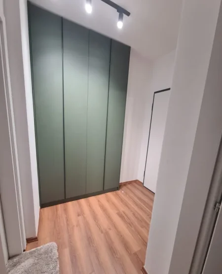 Tirane, jepet me qera apartament 1+1 Kati 3, 70 m² 700 € (Rruga Ali Visha)