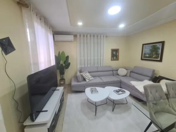 Tirane, jepet me qera apartament 1+1 Kati 2, 65 m² 550 € (Vasil Shanto)
