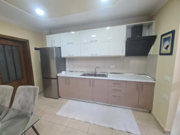Tirane, jepet me qera apartament 1+1 Kati 2, 65 m² 550 € (Vasil Shanto)