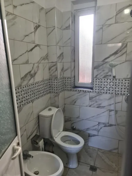 Tirane, jepet me qera apartament 1+1 Kati 2, 65 m² 550 € (Vasil Shanto)
