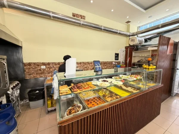 Tirane, jepet me qera bar-resorant Kati 0, 99 m² 600 € (zogu i zi)