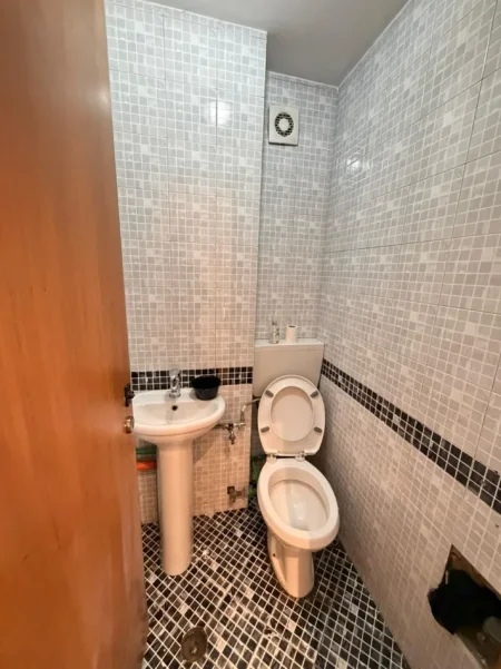 Tirane, jepet me qera bar-resorant Kati 0, 99 m² 600 € (zogu i zi)