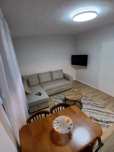 Tirane, jepet me qera apartament 1+1 Kati 1, 50 m² 400 € (Allias)