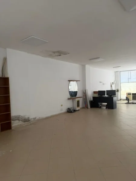 Tirane, jepet me qera ambjent biznesi Kati 0, 65 m² 1.800 € (Rruga E Kavajes)
