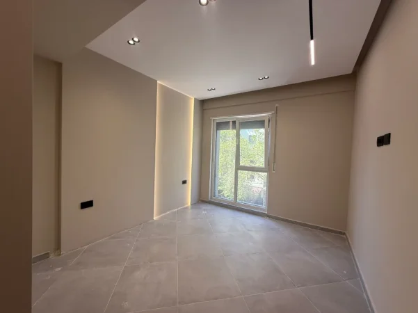 Tirane, jepet me qera apartament 2+1+Ballkon Kati 2, 100 m² 600 € (concord center)