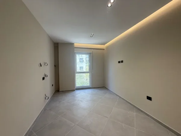 Tirane, jepet me qera apartament 2+1+Ballkon Kati 2, 100 m² 600 € (concord center)