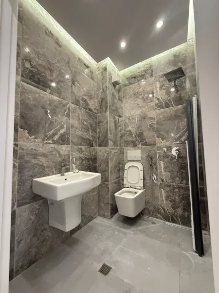 Tirane, jepet me qera apartament 2+1+Ballkon Kati 2, 100 m² 600 € (concord center)