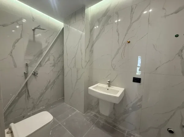 Tirane, jepet me qera apartament 2+1+Ballkon Kati 2, 100 m² 600 € (concord center)