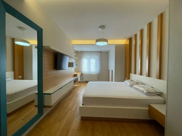 Tirane, jepet me qera apartament 3+1 Kati 4, 154 m² 1.500 € (Komuna e Parisit.)