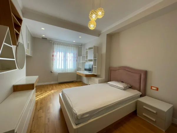 Tirane, jepet me qera apartament 3+1 Kati 4, 154 m² 1.500 € (Komuna e Parisit.)