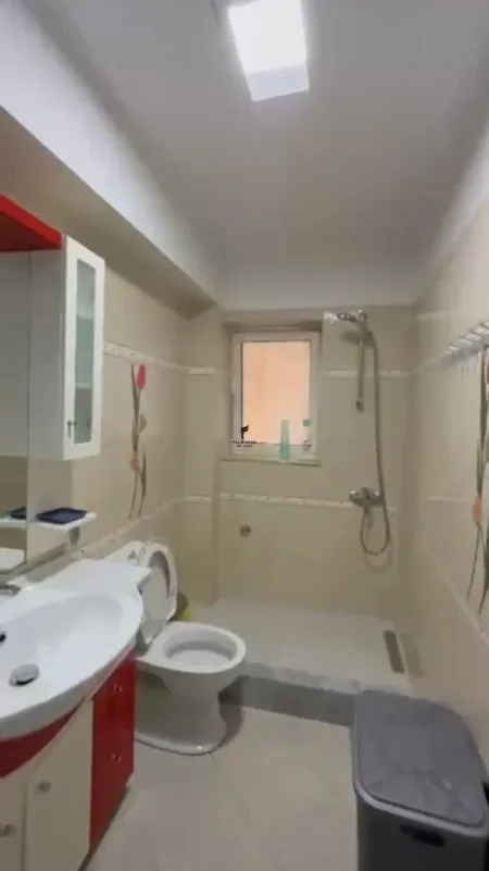 Tirane, jepet me qera apartament 3+1 Kati 2, 110 m² 800 € (PAZARI I RI)