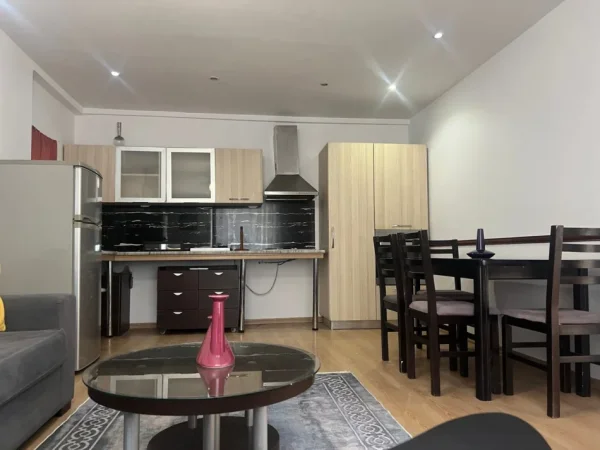 Tirane, jepet me qera apartament 2+1 Kati 1, 90 m² 400 € (Kompleksi Malajzian)
