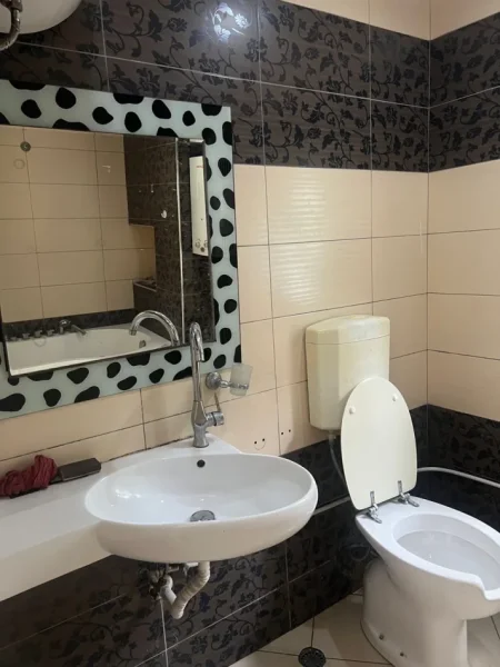 Tirane, jepet me qera apartament 2+1 Kati 1, 90 m² 400 € (Kompleksi Malajzian)