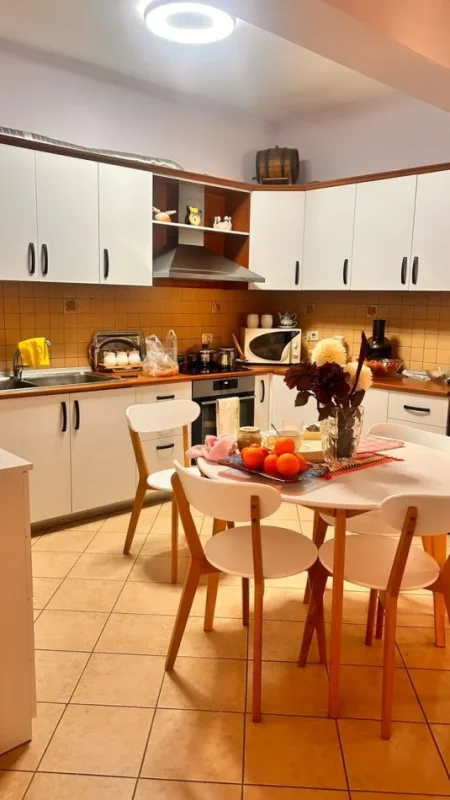 Tirane, jepet me qera apartament 2+1 Kati 5, 90 m² 700 € (Rruga E Kavajes)