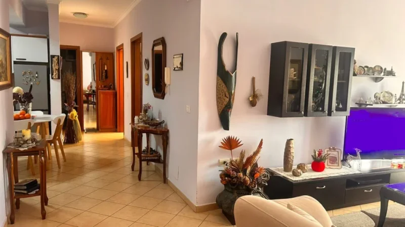 Tirane, jepet me qera apartament 2+1 Kati 5, 90 m² 700 € (Rruga E Kavajes)