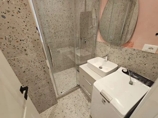 Tirane, jepet me qera apartament 1+1+Ballkon Kati 1, 55 m² 670 € (QENDER)