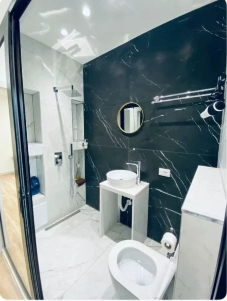 Tirane, jepet me qera apartament 1+1+Ballkon Kati 5, 50 m² 600 € (KOMUNA E PARISIT)