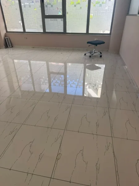 Tirane, jepet me qera dyqan Kati 0, 80 m² 1.260 € (selvia)