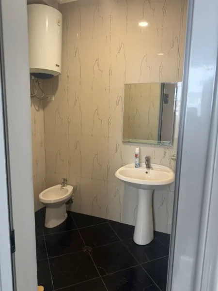 Tirane, jepet me qera dyqan Kati 0, 80 m² 1.260 € (selvia)