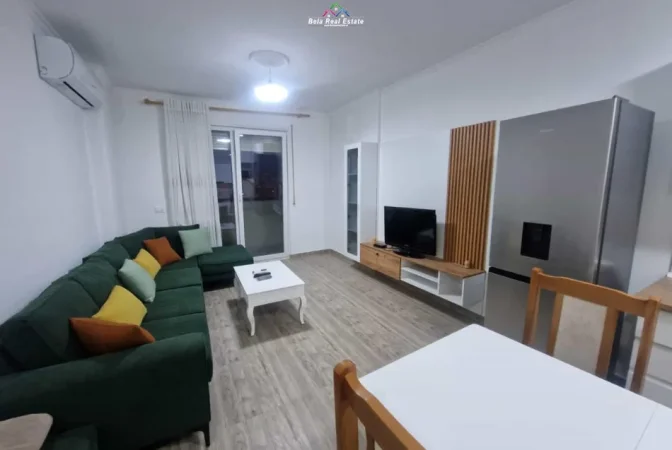 Tirane, jepet me qera apartament 1+1+Ballkon Kati 4, 70 m² 520 € (golden park)