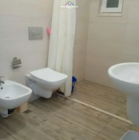 Tirane, jepet me qera apartament 1+1+Ballkon Kati 4, 70 m² 520 € (golden park)