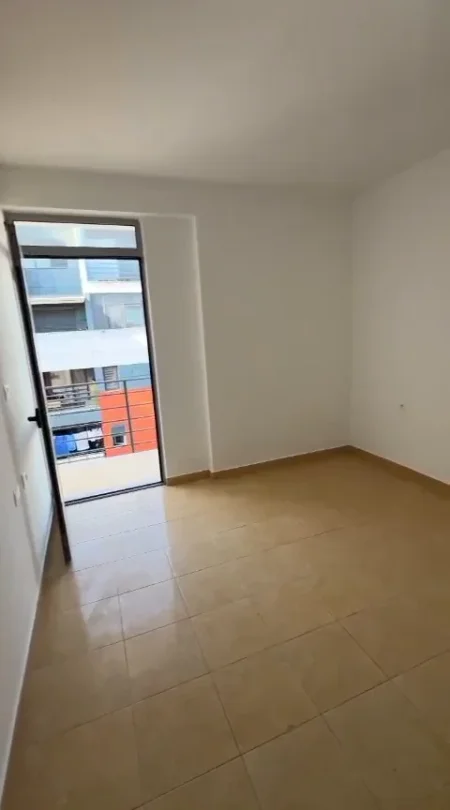 Shqiperi, shitet 1+1 Kati 7, 125.000 € 