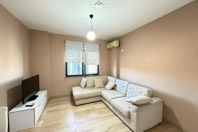 Tirane, jepet me qera apartament 1+1 Kati 4, 65 m² 530 € (Rruga Reshit Petrela)