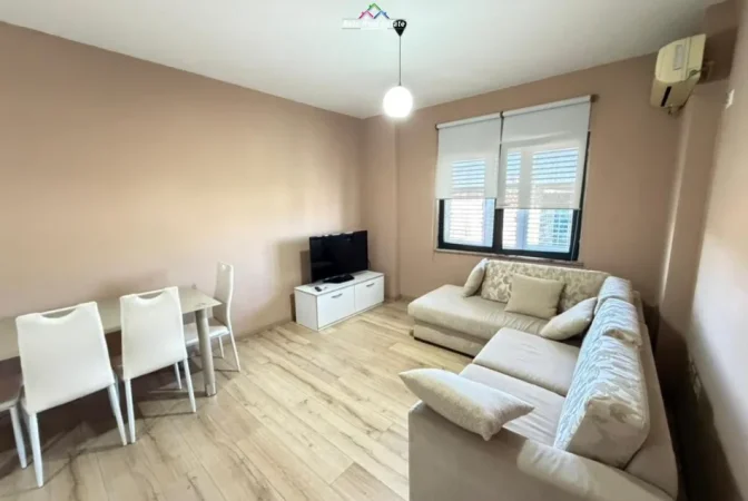 Tirane, jepet me qera apartament 1+1 Kati 4, 65 m² 530 € (Rruga Reshit Petrela)