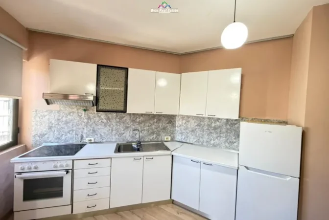 Tirane, jepet me qera apartament 1+1 Kati 4, 65 m² 530 € (Rruga Reshit Petrela)