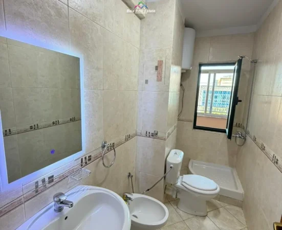 Tirane, jepet me qera apartament 1+1 Kati 4, 65 m² 530 € (Rruga Reshit Petrela)