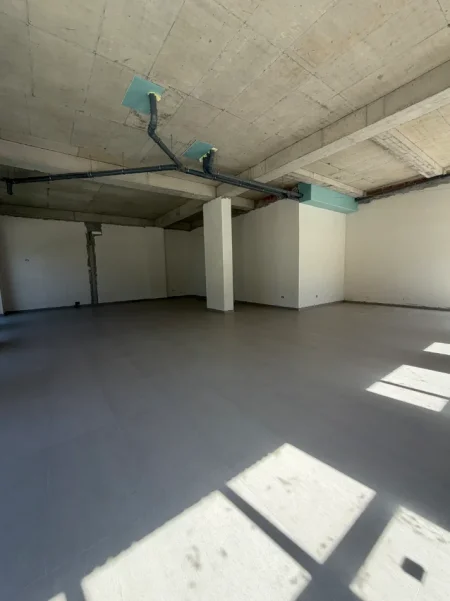 Tirane, jepet me qera ambjent biznesi Kati 0, 196 m² 3.500 € (5 Maji)