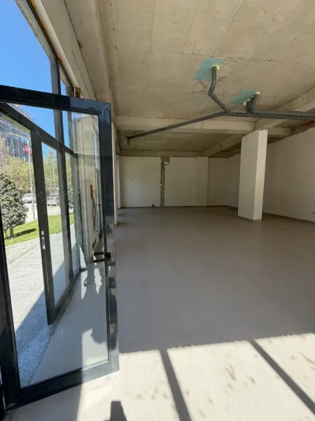 Tirane, jepet me qera ambjent biznesi Kati 0, 196 m² 3.500 € (5 Maji)