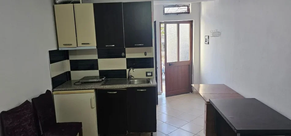 Tirane, jepet me qera apartament 1+1 Kati 1, 25 m² 170 € (Rruga Gramoz Pashko)
