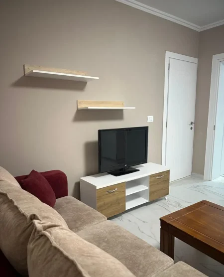 Tirane, jepet me qera apartament 1+1 Kati 1, 60 m² 400 € (Rruga E Elbasanit)