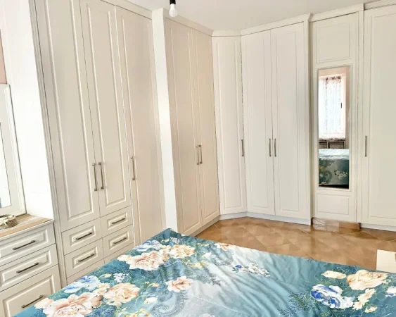 Tirane, jepet me qera apartament 2+1+Ballkon Kati 3, 85 m² 450 €