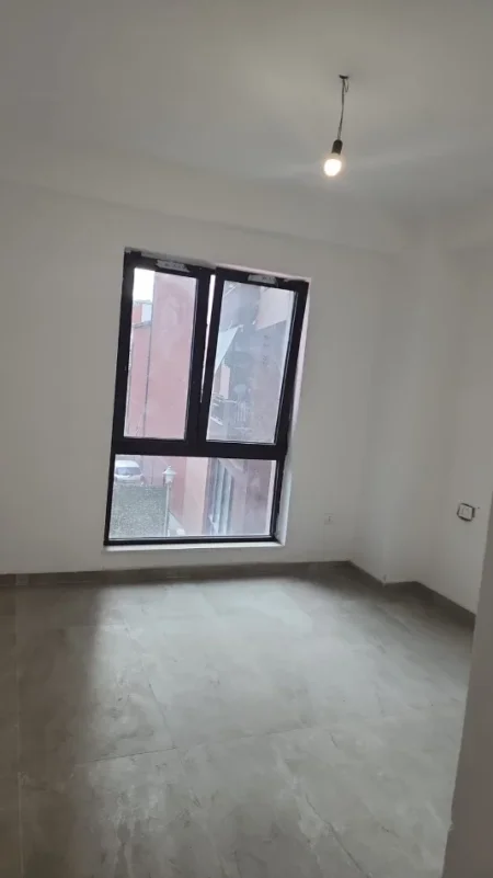 Tirane, jepet me qera ambjent biznesi , 100 m² 1.200 € 