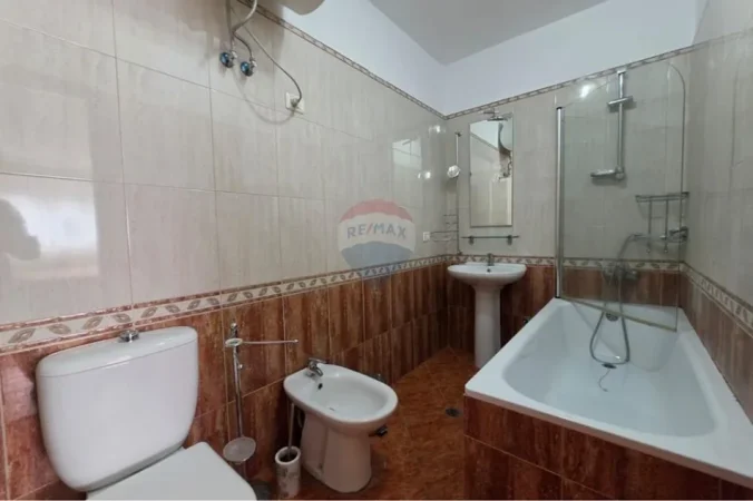 Tirane, jepet me qera 3+1 , 97 m² 950 € (Garda)