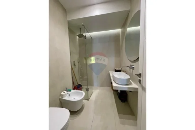 Tirane, jepet me qera 2+1 , 135 m² 2.100 € (Rruga Faik Konica)