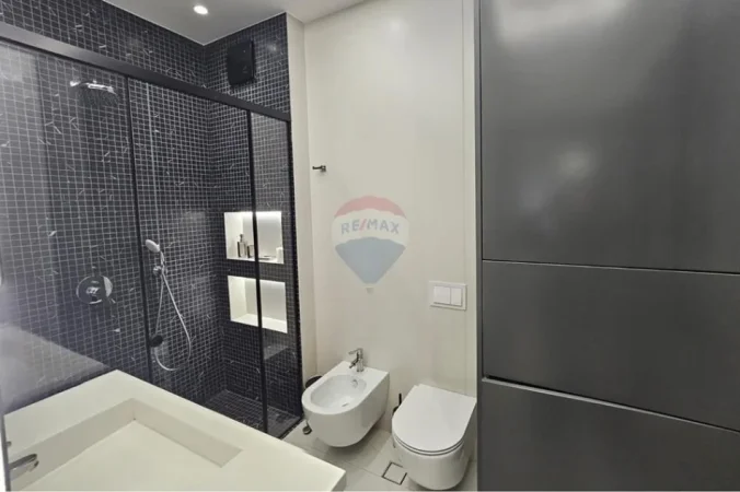 Tirane, jepet me qera 1+1 , 74 m² 950 € (Rruga e Kavajes)