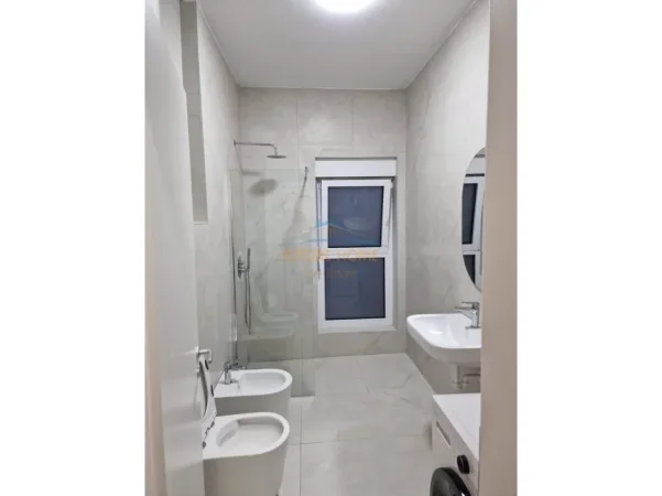 Tirane, jepet me qera apartament 1+1+Ballkon Kati 5, 60 m² 550 € (Ali Demi)