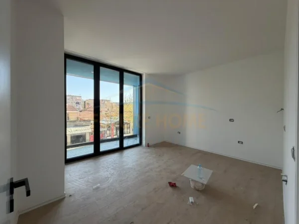 Tirane, jepet me qera ambjent biznesi Kati 1, 167 m² 2.000 € (Ali Demi)