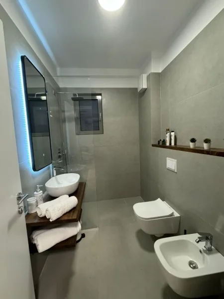 Tirane, jepet me qera apartament 1+1+Ballkon Kati 1, 60 m² 900 € (Selvia/Rr.Ali Pashe Gucia)