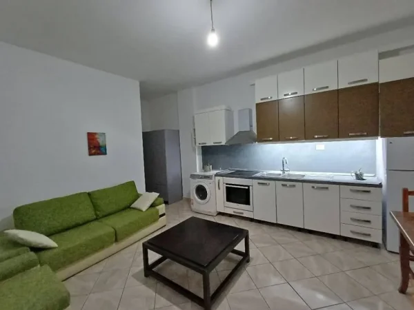 Tirane, jepet me qera apartament 1+1 Kati 1, 50 m² 270 € (Shkoze)