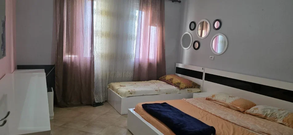 Tirane, jepet me qera apartament 1+1 Kati 4, 65 m² 400 € (Fresku)