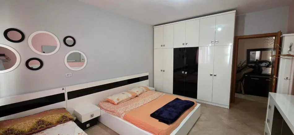 Tirane, jepet me qera apartament 1+1 Kati 4, 65 m² 400 € (Fresku)